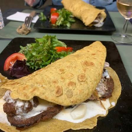 Photo du restaurant : le Mistral d'agneau, servi sur sa galette, avec salade et tomate